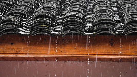 雨天的中式古建筑屋檐瓦片背景图片