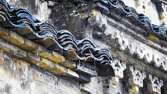 雨天的中式古建筑屋檐瓦片背景图片