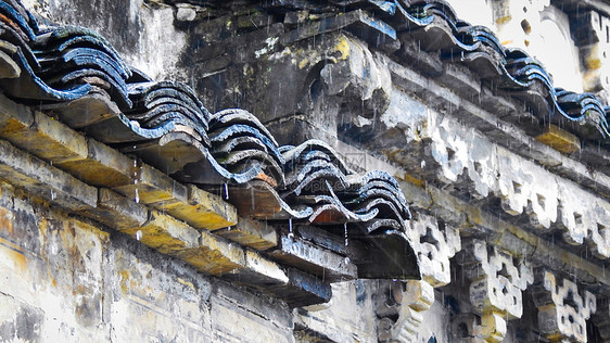 雨天的中式古建筑屋檐瓦片图片