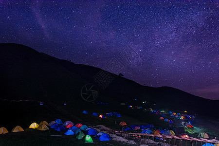 山峰星空星空下的帐篷背景