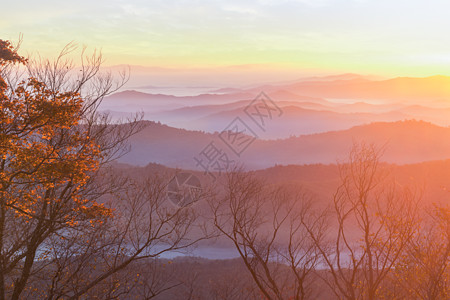 山峦叠嶂金色阳光山峦起伏背景