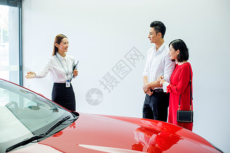 女性销售向客户介绍汽车图片