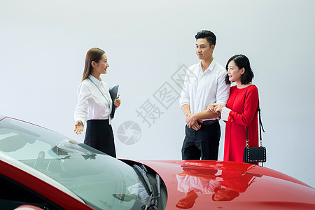 女性销售向客户介绍汽车图片