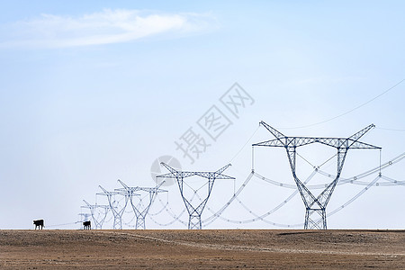高压电线塔草原上的电网背景