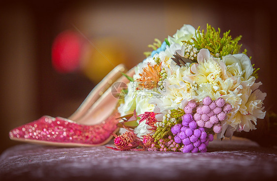 婚礼上鲜花与婚鞋图片