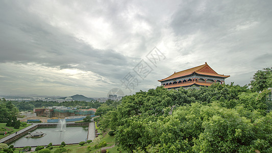 绿树环绕的中国古建筑背景图片