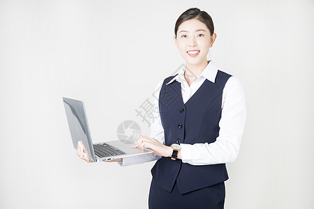 努力工作用电脑办公的商务女性背景