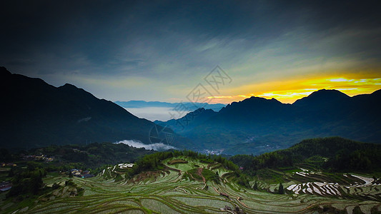 傍晚夕阳下的山脉和梯田图片