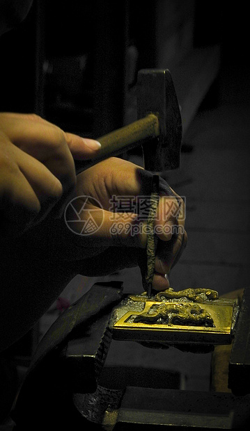 雕刻手工艺人手部特写图片