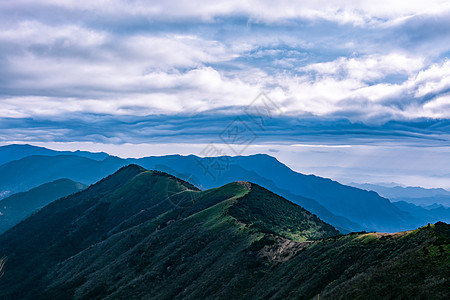 太子山间光影背景