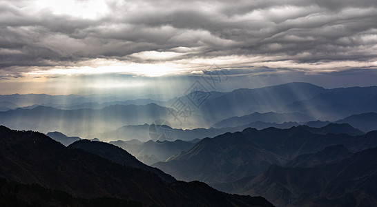 三潭山间光影背景