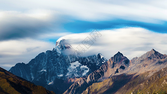 雪山山顶四姑娘山幺妹峰背景