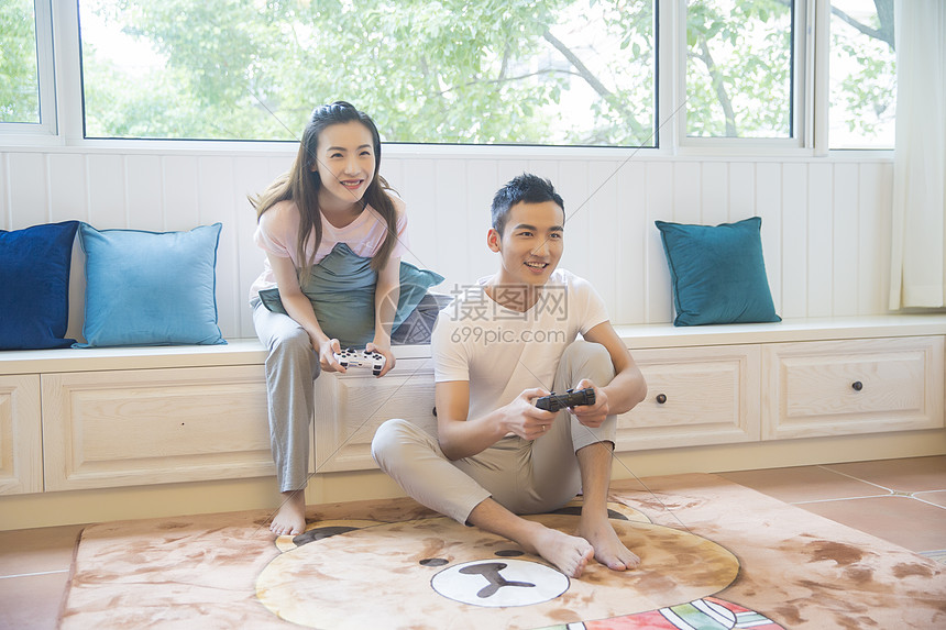 年轻情侣在客厅打游戏图片