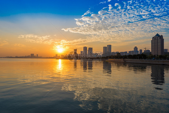 青岛海边日落最美夕阳图片