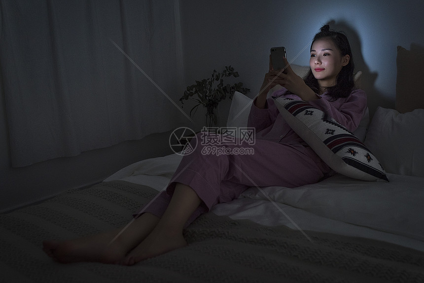 女生夜晚玩手机图片