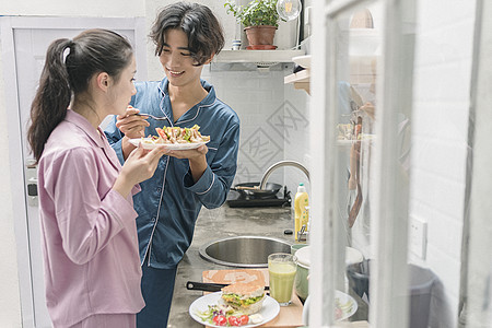 绿色家居生活男女厨房吃东西背景