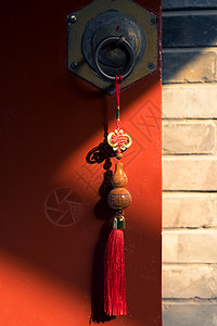 老街大红门上的门环和挂坠背景