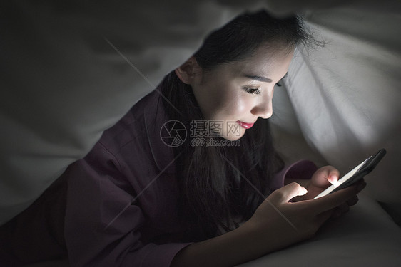 女生夜晚玩手机图片