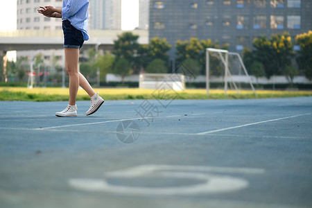 学校操场散步的女子图片