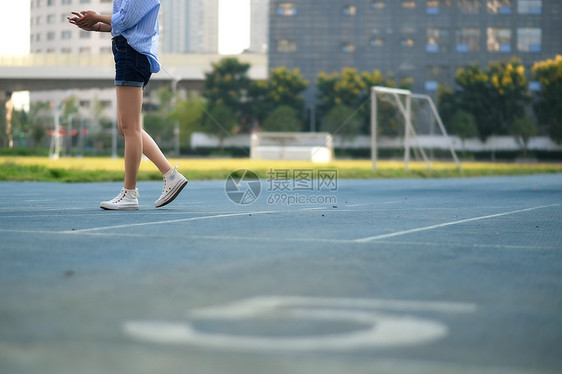 学校操场散步的女子图片