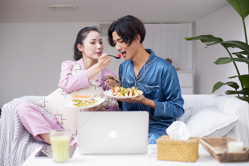 居家生活男女在客厅吃美食图片