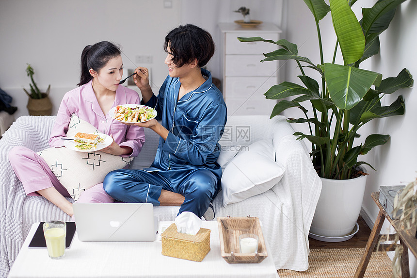 居家生活男女在客厅吃美食图片