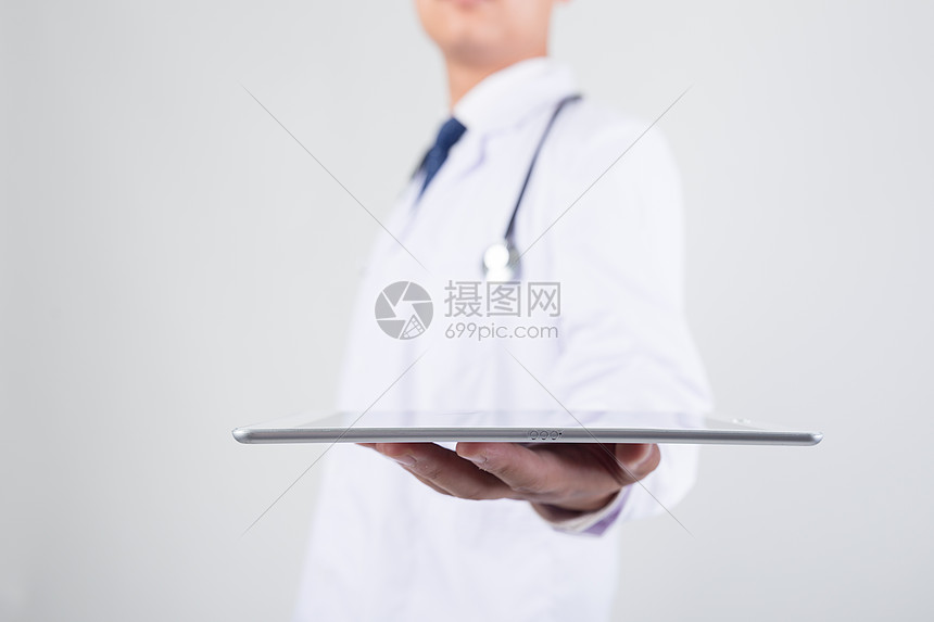 正在使用平板电脑的医生图片