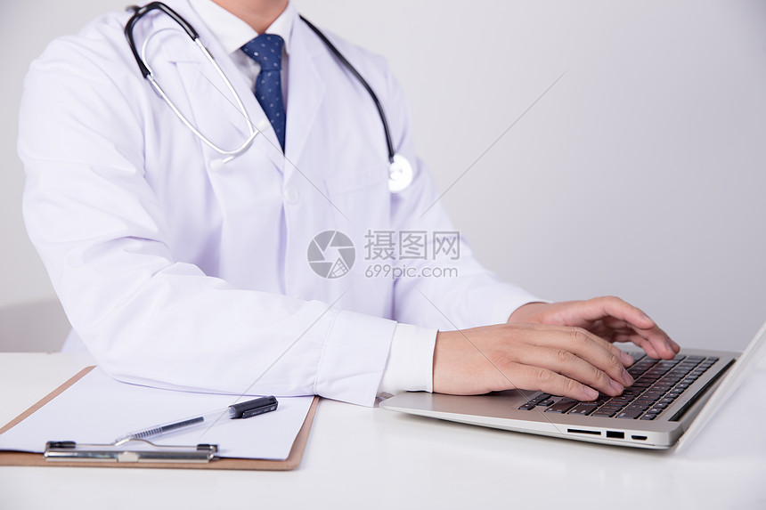 正在打字用电脑的医生图片