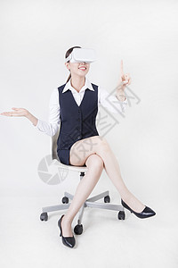 vr蛋椅带vr眼镜的商务女性背景