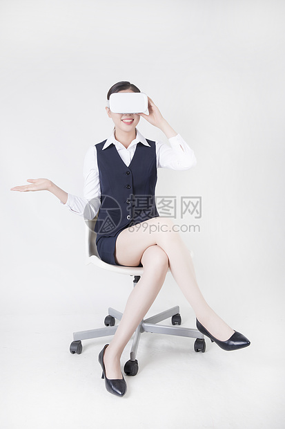 带vr眼镜的商务女性图片