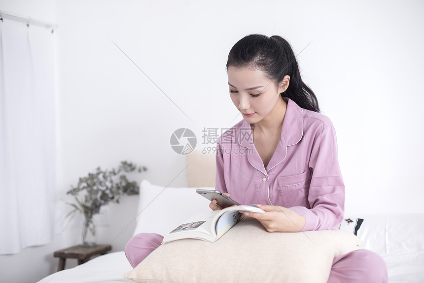 女主人在家里休息看书图片