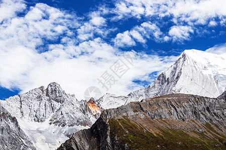 川西雪山秋季的稻城亚丁美景高清图片