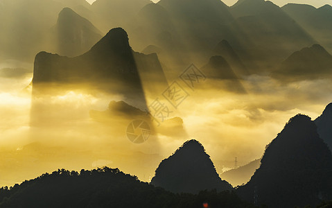 云雾缭绕的山桂林尧山晨光背景