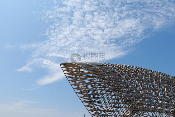 蓝天下的钢结构建筑物图片