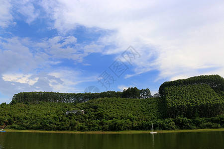 湖水 蓝天白云图片