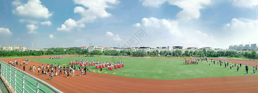 操场上正在活动的大学生图片