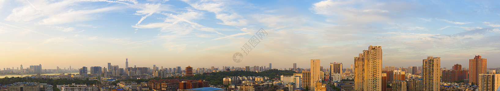 俯视长江主轴上的城市美景黄鹤楼高清图片素材