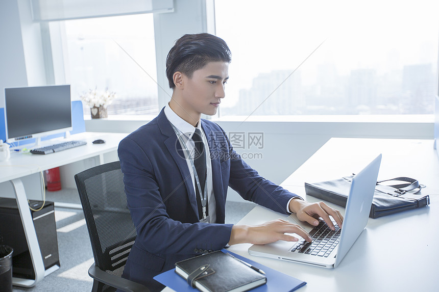 商务男士在办公室办公图片