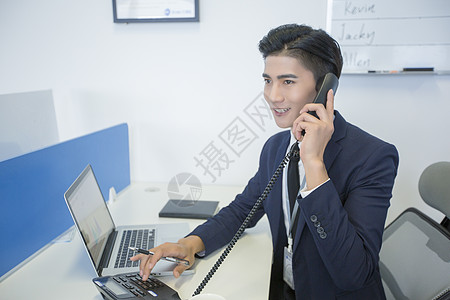 商务男士在办公室接电话背景图片