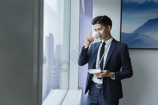 商务男士在办公室喝咖啡图片