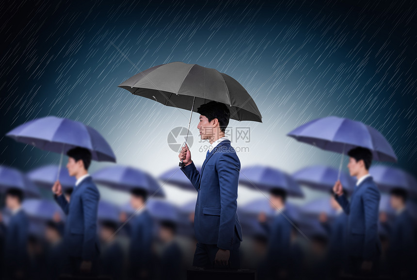 雨中行走的商务人士图片