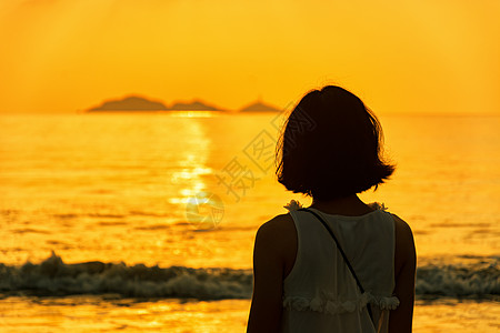 海边嬉戏海边女性剪影背景