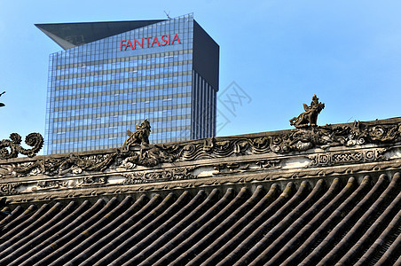 成都市区大慈寺的古建筑与旁边的现代高楼相对应图片