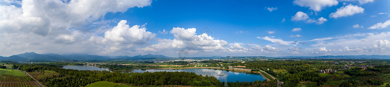 蓝天下的水库全景高清图片