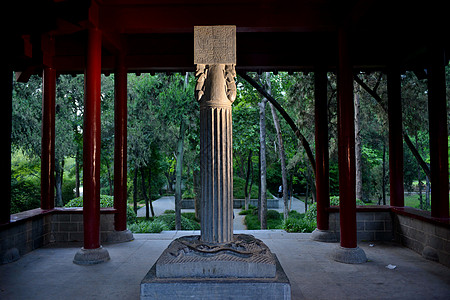 在文物上拍照合肥逍遥津公园内的张辽墓坐落在石兽和碑亭旁背景
