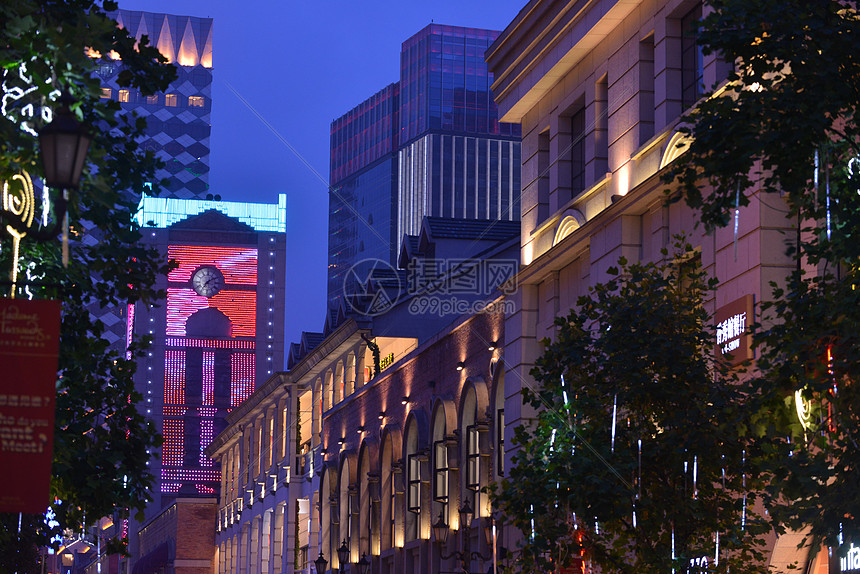 武昌著名街道-楚河汉街夜景图片
