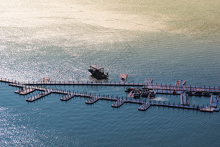 惠州巽寮湾夕阳下大海上的渔船快艇和渔港背景图片