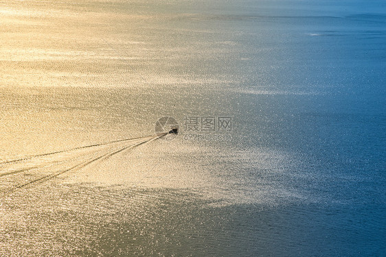 巽寮湾夕阳下海面上高速飞驰的快艇图片