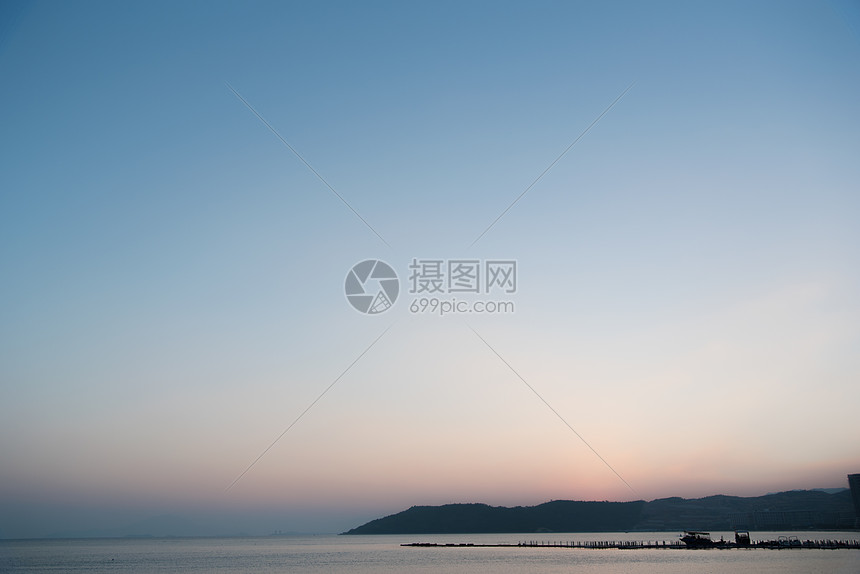 巽寮湾夕阳下海岸旁的渔船图片