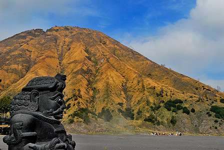 地理印尼东爪哇布罗莫活火山脚下的神庙背景